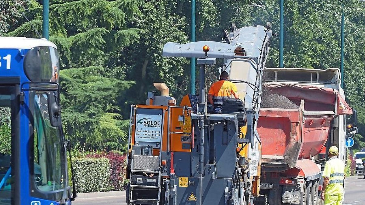 Trabajos de preparación del asfaltado en el Paseo de Isabel la Católica, a la altura de Poniente.-PABLO REQUEJO