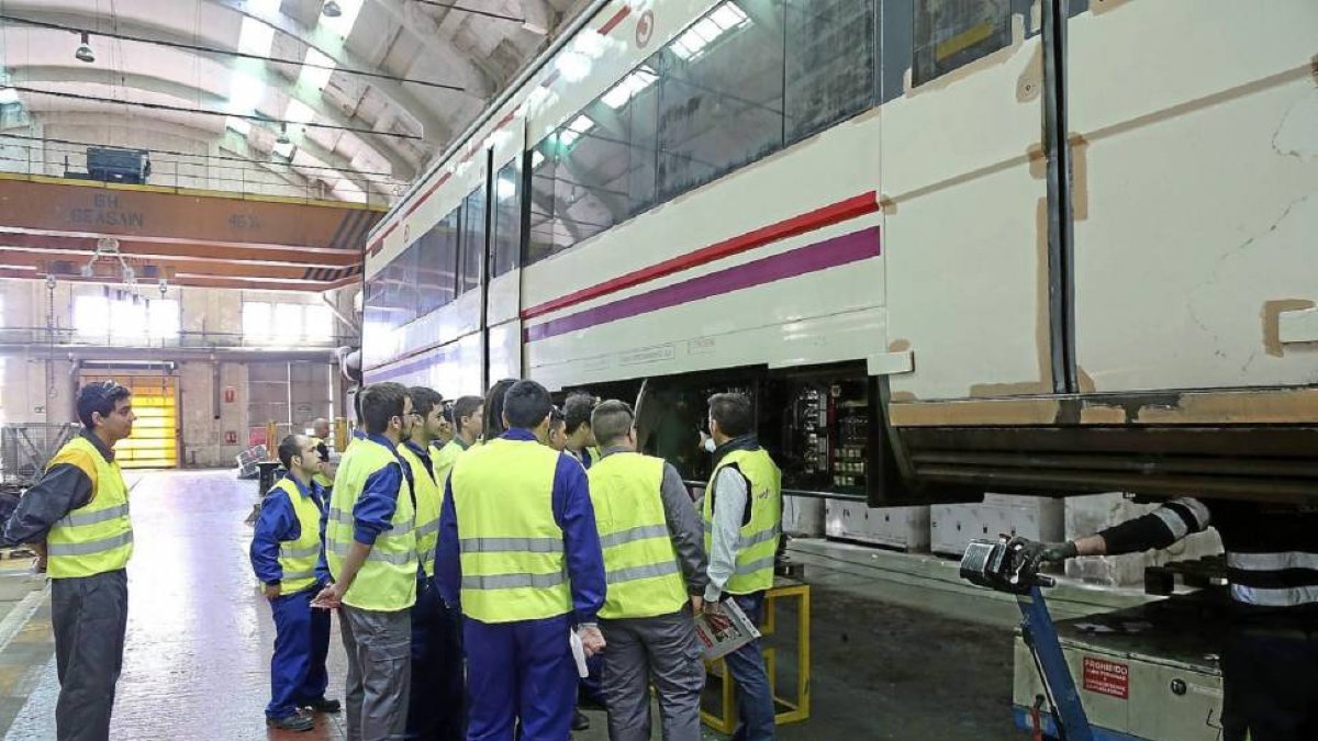 Alumnos del Centro de FP Juan de Herrera hacen las prácticas en los talleres de Renfe.-Ical