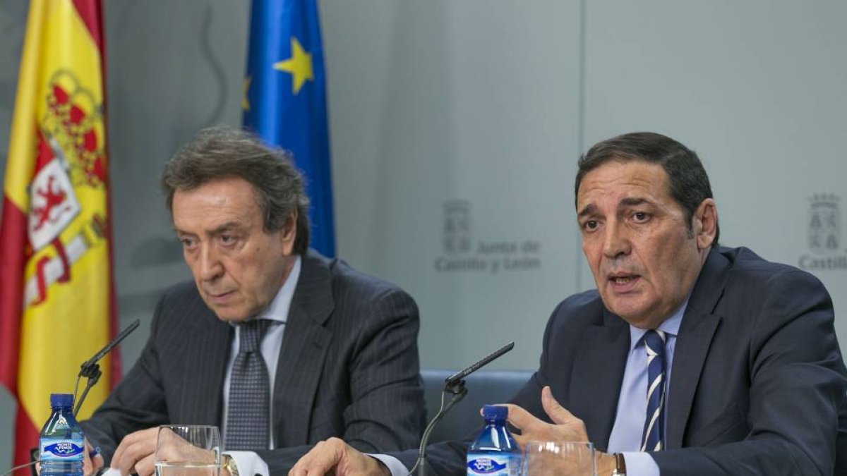 Los consejeros de la Presidencia y de Sanidad, José Antonio de Santiago y Antonio Saez, durante la rueda de prensa posterior al Consejo de Gobierno de Castilla y León-Ical