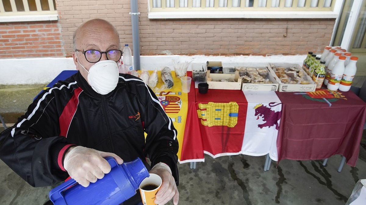 Mario Bermejo, empleado del restaurante situado en la carretera de Burgos a Portugal.  / JM LOSTAU
