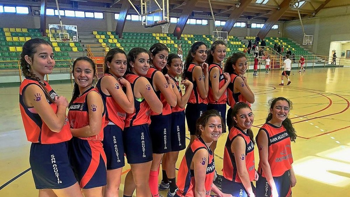 La plantilla del San Agustín cadete también se unieron a la campaña.-E.M.