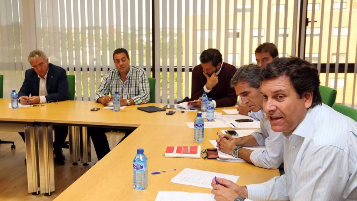 El portavoz del PP en las Cortes, Carlos Fernández Carriedo, preside la reunión del Grupo Parlamentario Popular en las Cortes de Castilla y León.-ICAL