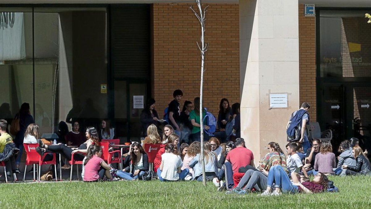 Un grupo de universitarios en el campus Miguel Delibes. PHOTOGENIC