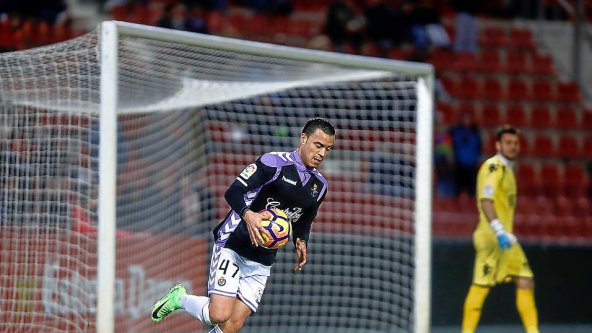 De Tomás lleva el balón hasta el círculo central después de marcar al Girona.-ARABA PRESS