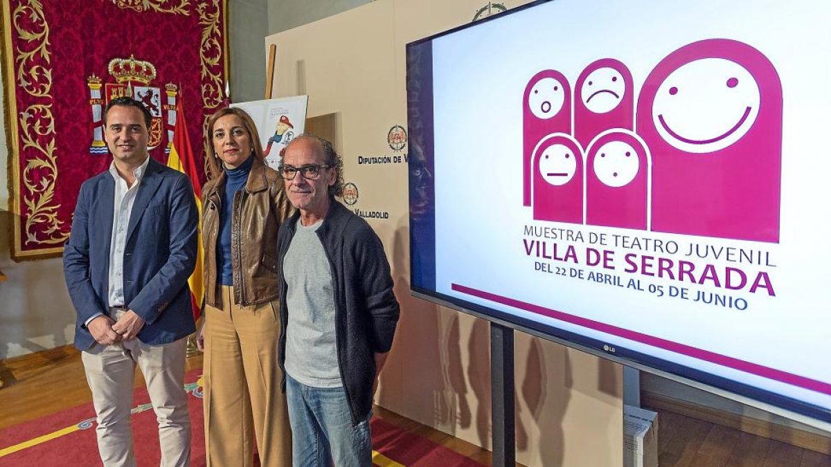 El alcalde de Serrada, César López, la diputada de Cultura, Inmaculada Toledano, y el actor Alejandro Espeso.-E. M.