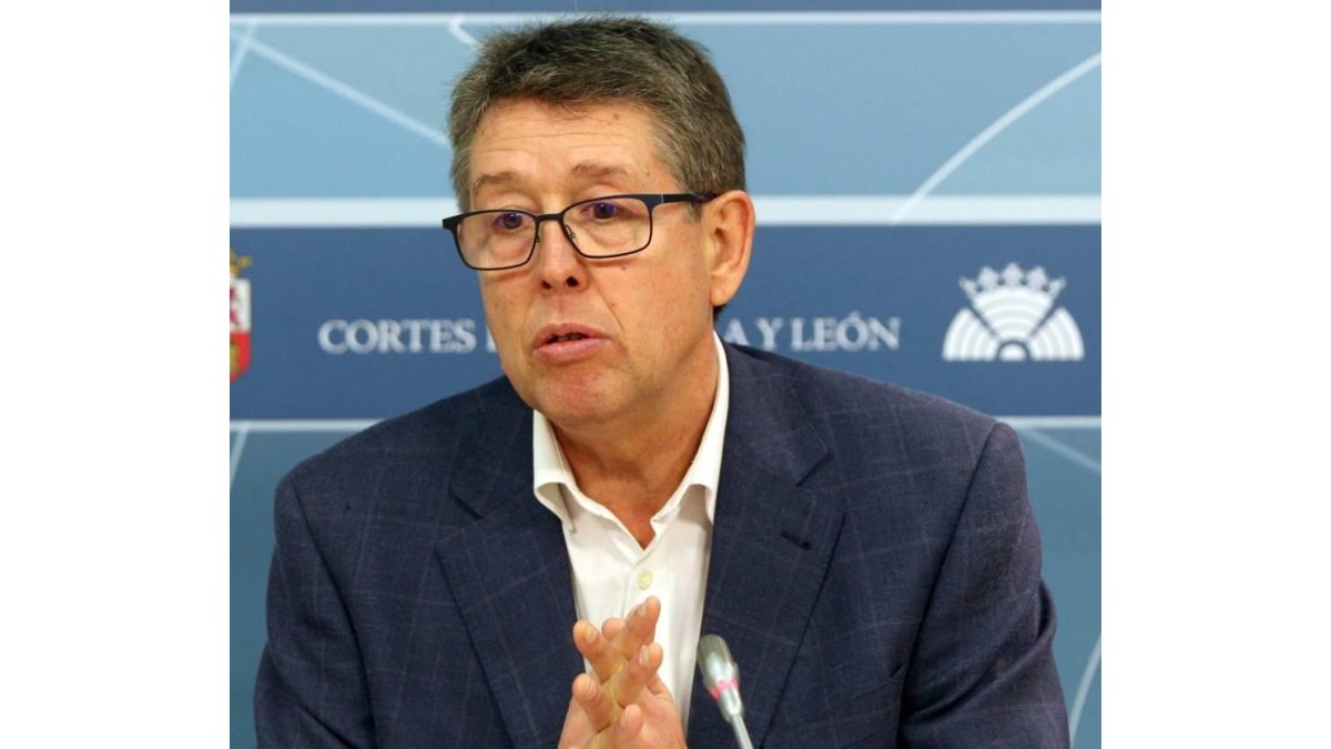 El portavoz de Familia del Grupo Parlamentario Socialista, Jorge Félix Alonso, informa sobre una proposición de ley relacionada con la Renta Garantizada de Ciudadanía-Ical