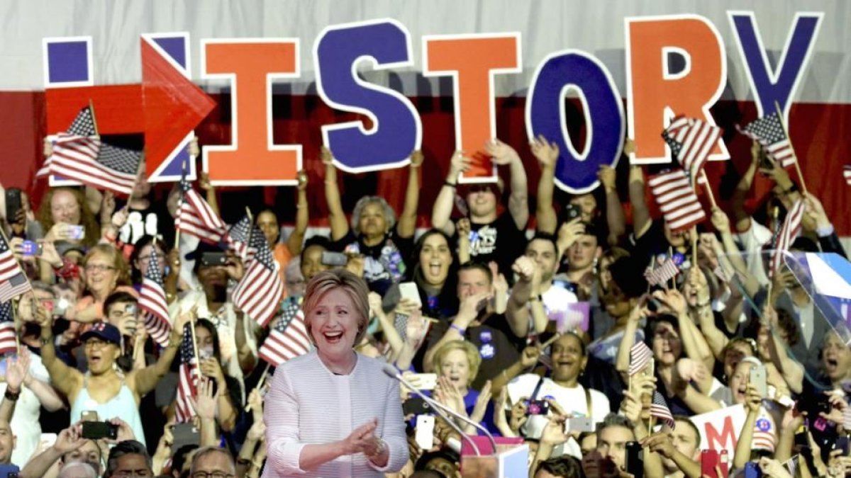 Hillary Clinton se proclama vencedora de las primarias demócratas en EEUU, en Nueva York, este martes.-EFE / PETER FOLEY