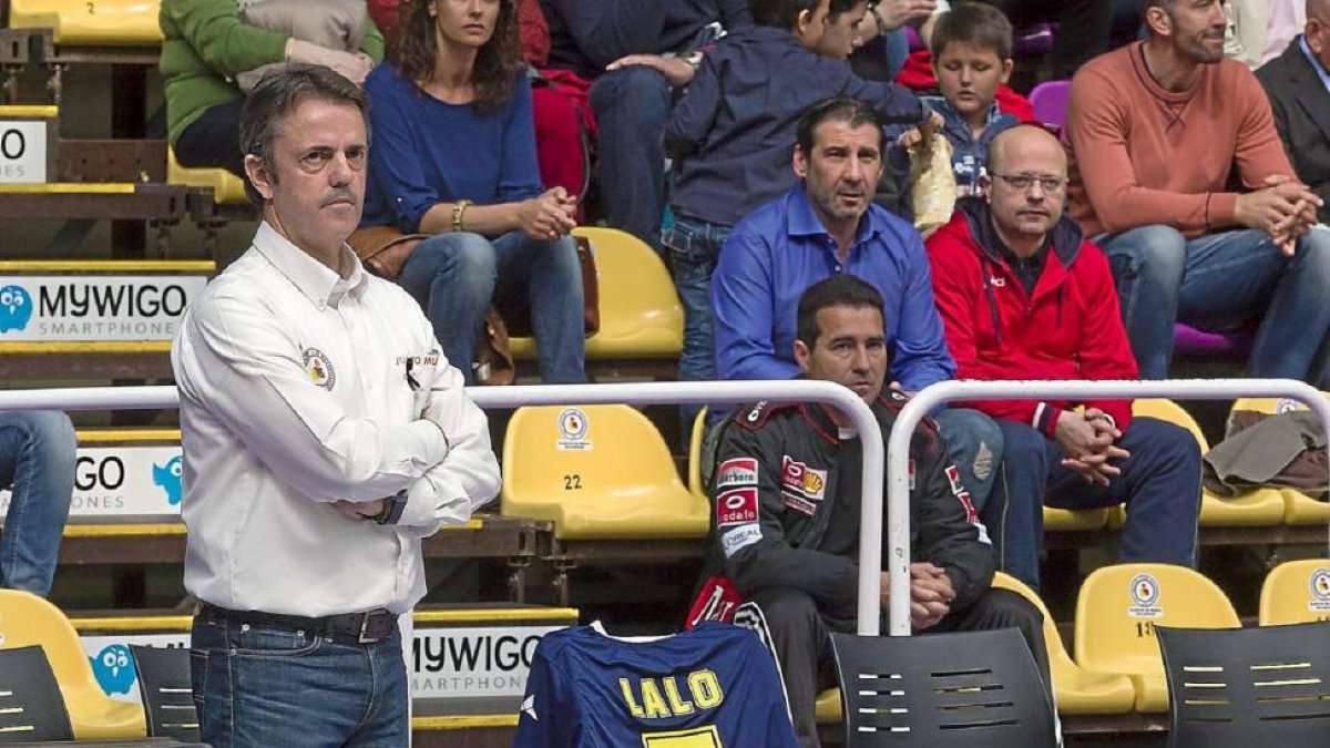 Porfi Fisac en el banquillo del MyWiGo con la camiseta de Lalo como testigo en el último duelo liguero-Pablo Requejo