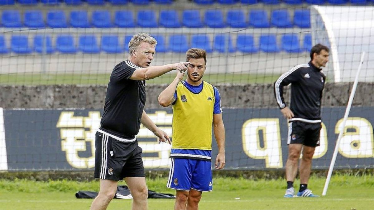 Héctor Hernámdez, 'Litry', recibe las instrucciones del técnico David Moyess durante un entrenamiento.-N. Guipúzcoa