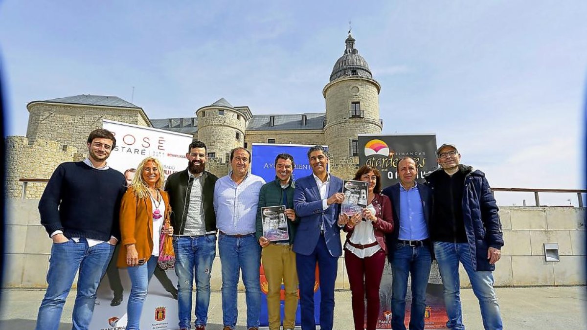 El alcalde de Simancas (cuarto por la derecha), Alberto Plaza, sostiene el cartel del ciclo .-EL MUNDO