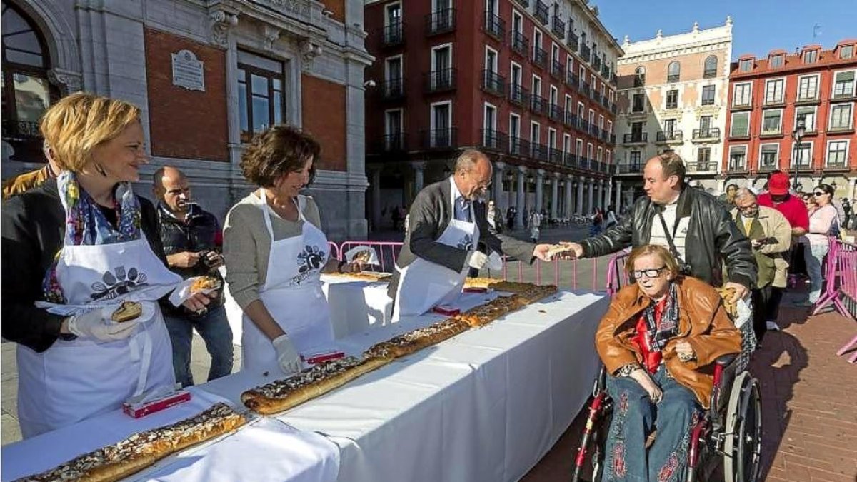 Dos ediles reparten el dulce del año pasado.-E. M.