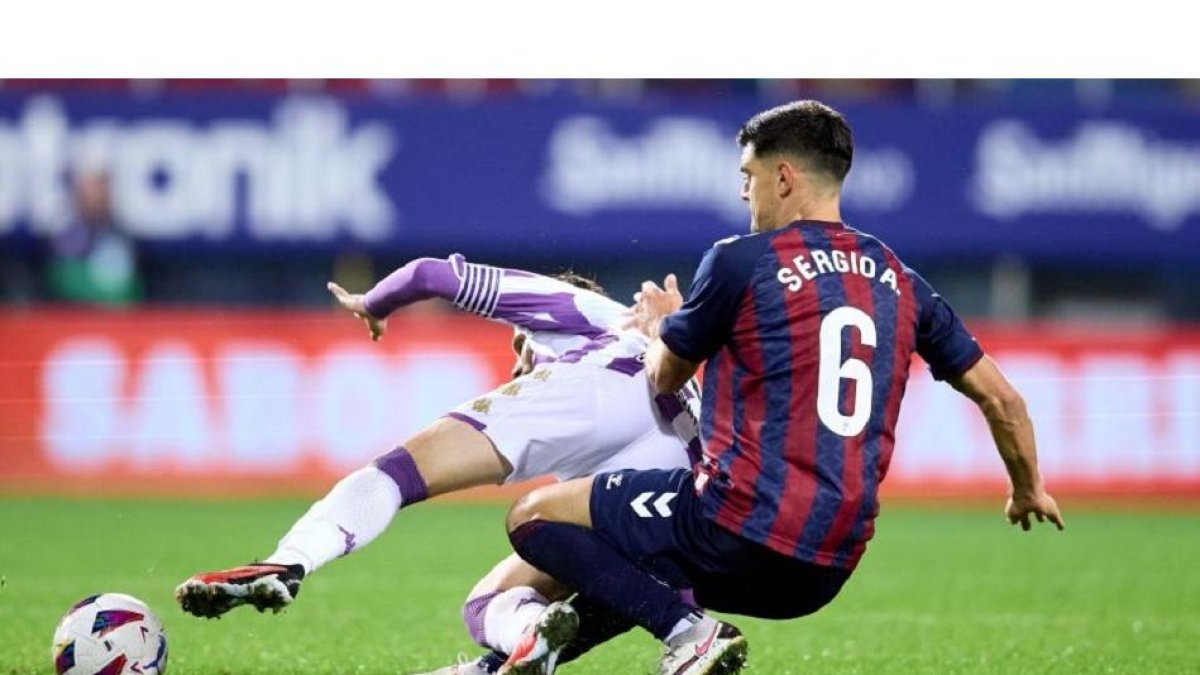 Una acción del partido Eibar-Real Valladolid jugado en Ipurua. / LALIGA