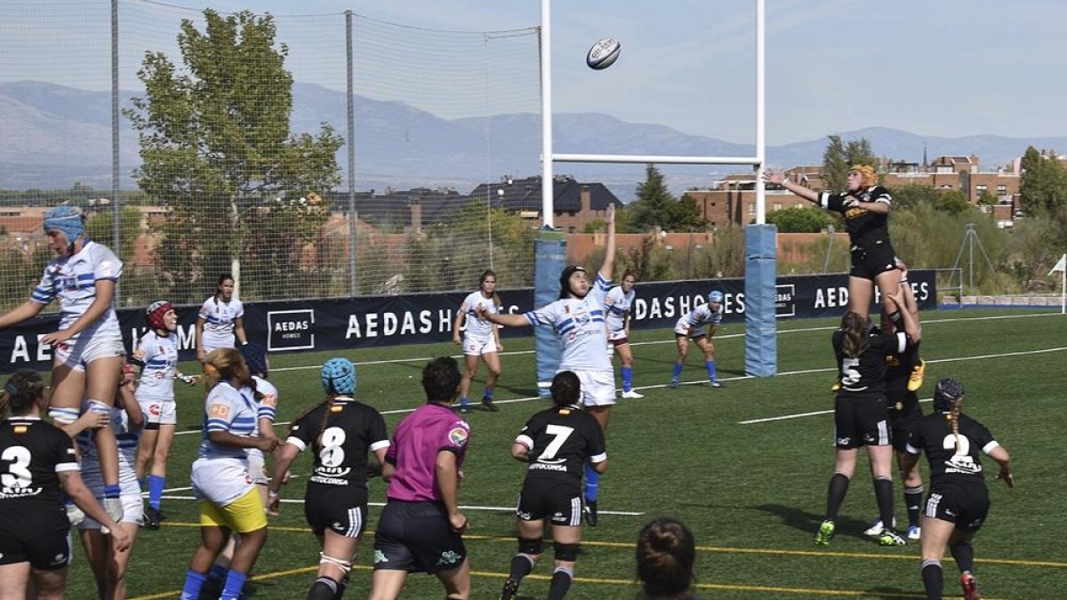 Una jugada del partido de Liga entre Olímpico Pozuelo y Crealia El Salvador.-G. C.