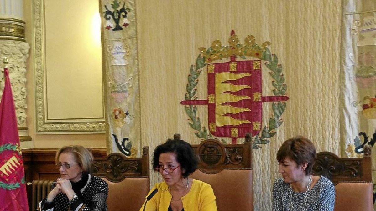 Las concejalas Rosa Hernández, Mercedes Cantalapiedra y Domi Fernández en la presentación del programa navideño-El Mundo