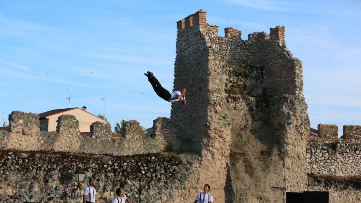 La compañía Circo Los llevó el año pasado a la Corrala del Palacio del Caballero su espectáculo ‘Xarivari Blues’.-AYTO. OLMEDO
