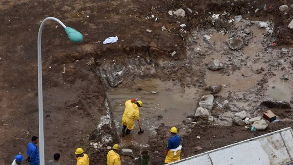 Las autoridades chinas advirtieron de que los niveles de cianuro de sodio registrados en las aguas alrededor del puerto de Tianjin, donde tuvieron lugar dos explosiones el pasado 12 de agosto, son hasta 277 veces superiores a lo aceptable. Mientras así l-Foto: REUTERS