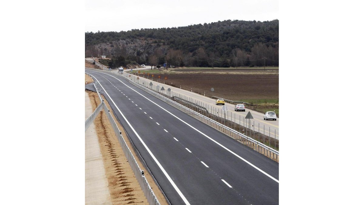 Vista general del tramo entre Santiuste y El Burgo de Osma, listo para su apertura.-LUIS ÁNGEL TEJEDOR