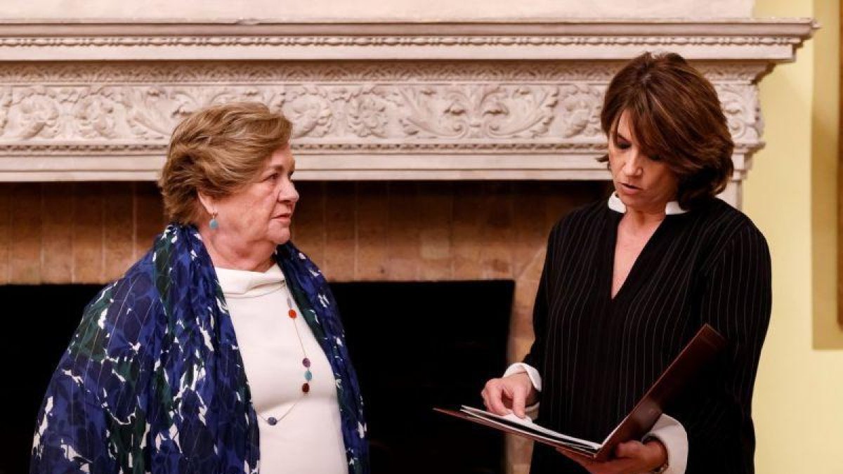 La ministra de Justicia de España, Dolores Delgado, habla con María Lluisa Gally, nieta del presidente de la Generalitat, Lluis Companys.-EFE