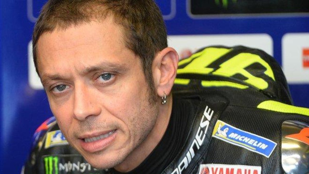 El italiano Valentino Rossi (Yamaha), durante una pausa en los entrenamientos del pasado viernes en Le Mans.-AFP / JEAN-FRANCOIS MONIER