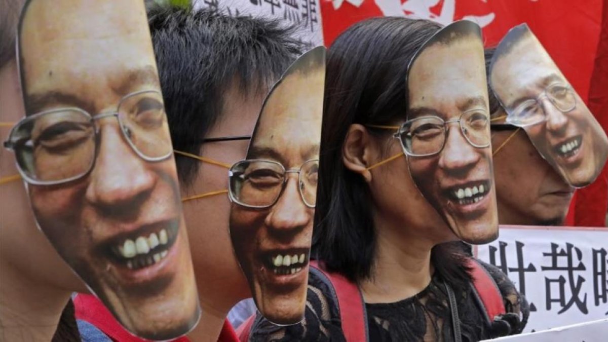 Manifestantes con caretas de Liu Xiaobo en Hong Kong, el 27 de junio.-AP / VINCENT YU