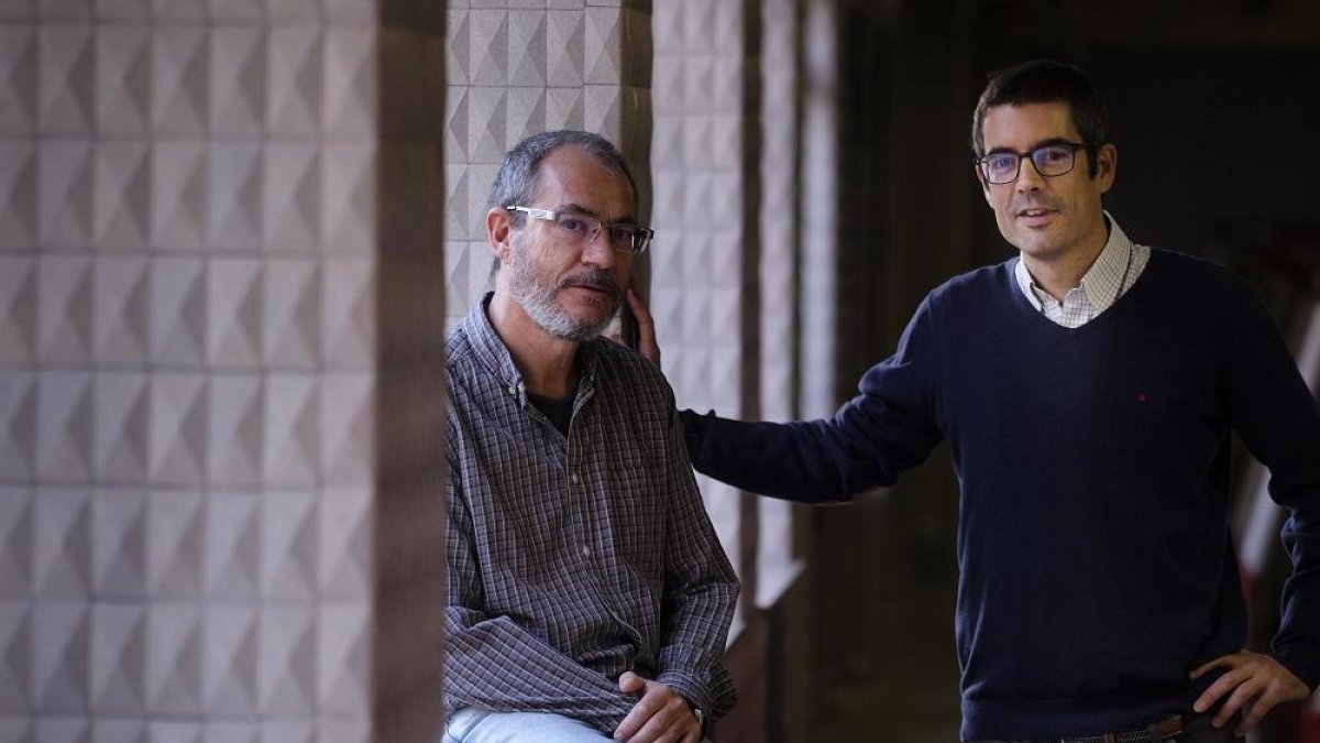 Los geólogos Mariano Yenes y José Nespereira en las instalaciones de la Universidad de Salamanca.-ENRIQUE CARRASCAL