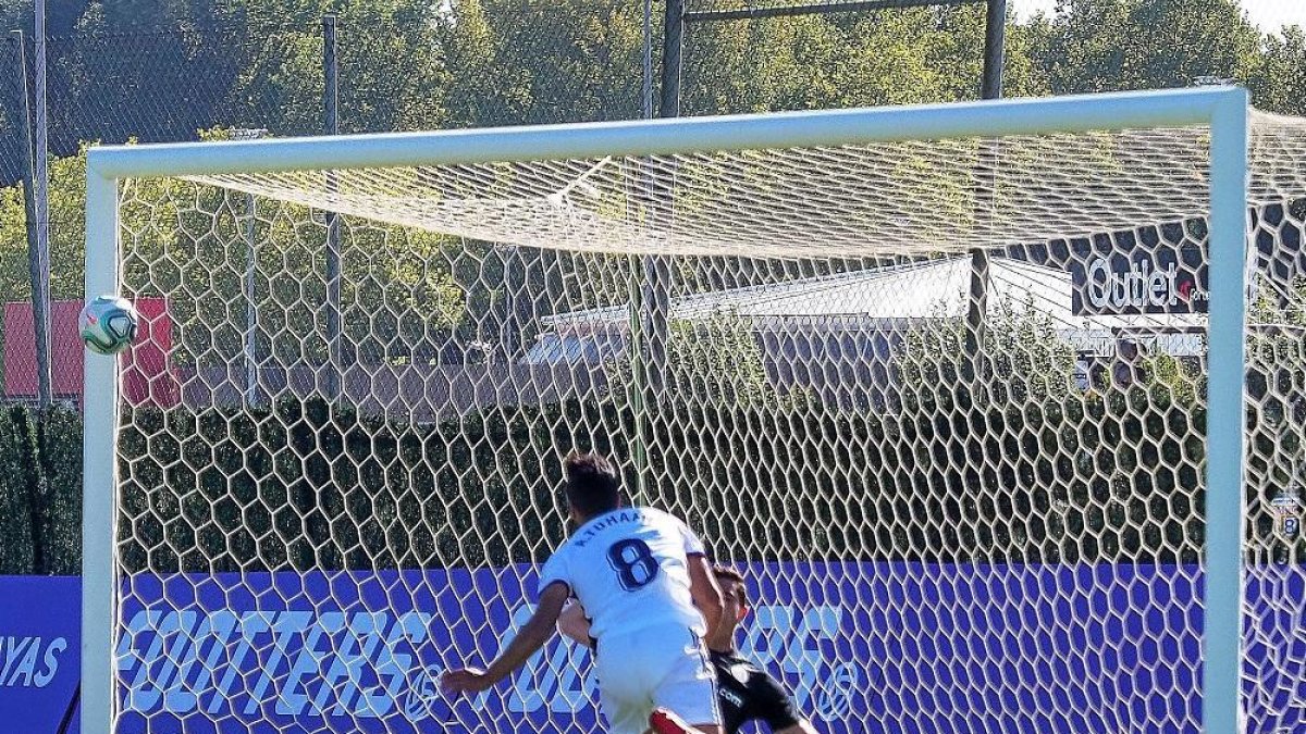 Anuar cabecea a gol ante el guardameta Andrés,tras desmarcarse en el segundo palo.-PABLO REQUEJO