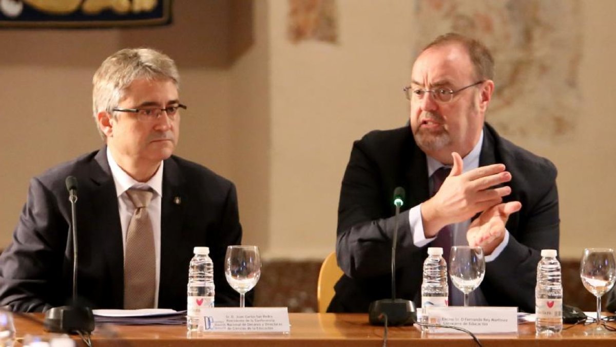 Fernando Rey (derecha) durante la reunión del Grupo de Trabajo de Innovación y Mejora del Sistema Educativo.-ICAL