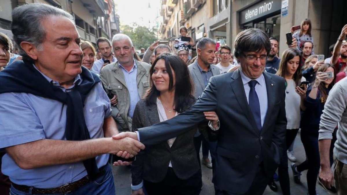 Carles Puigdemont y su esposa, Marcela Topor, saliendo de comer en un restaurante-EL PERIÓDICO