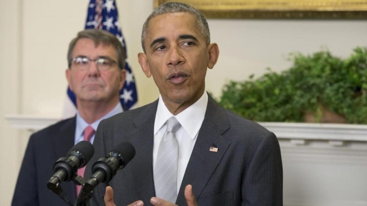 Obama (derecha), junto al jefe del Pentágono, Ash Carter, en la rueda de prensa en la Casa Blanca, este miércoles.-EFE / MICHAEL REYNOLDS