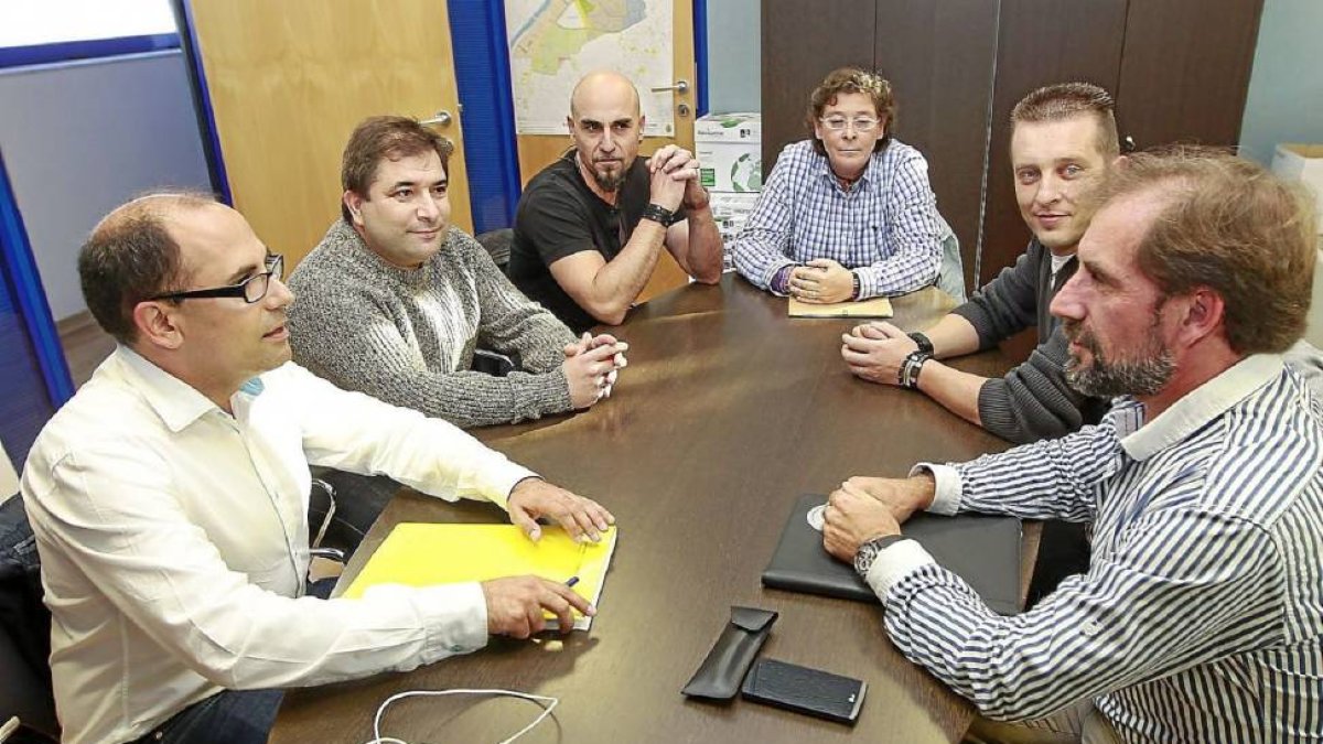 Reunión del concejal Vélez y el jefe de Movilidad, Roberto Riol (dcha.), con los asalariados del taxi.-J. M. Lostau