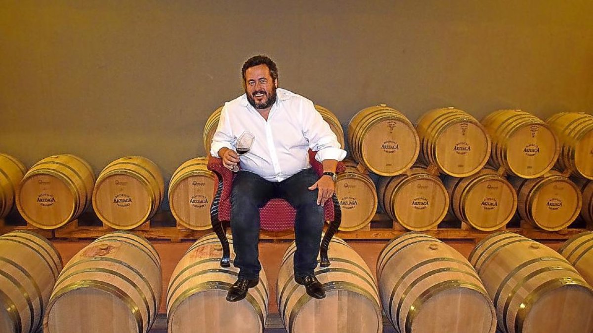 Nacho Arzuaga, en la nave de barricas de la bodega ribereña.-ARGICOMUNICACIÓN