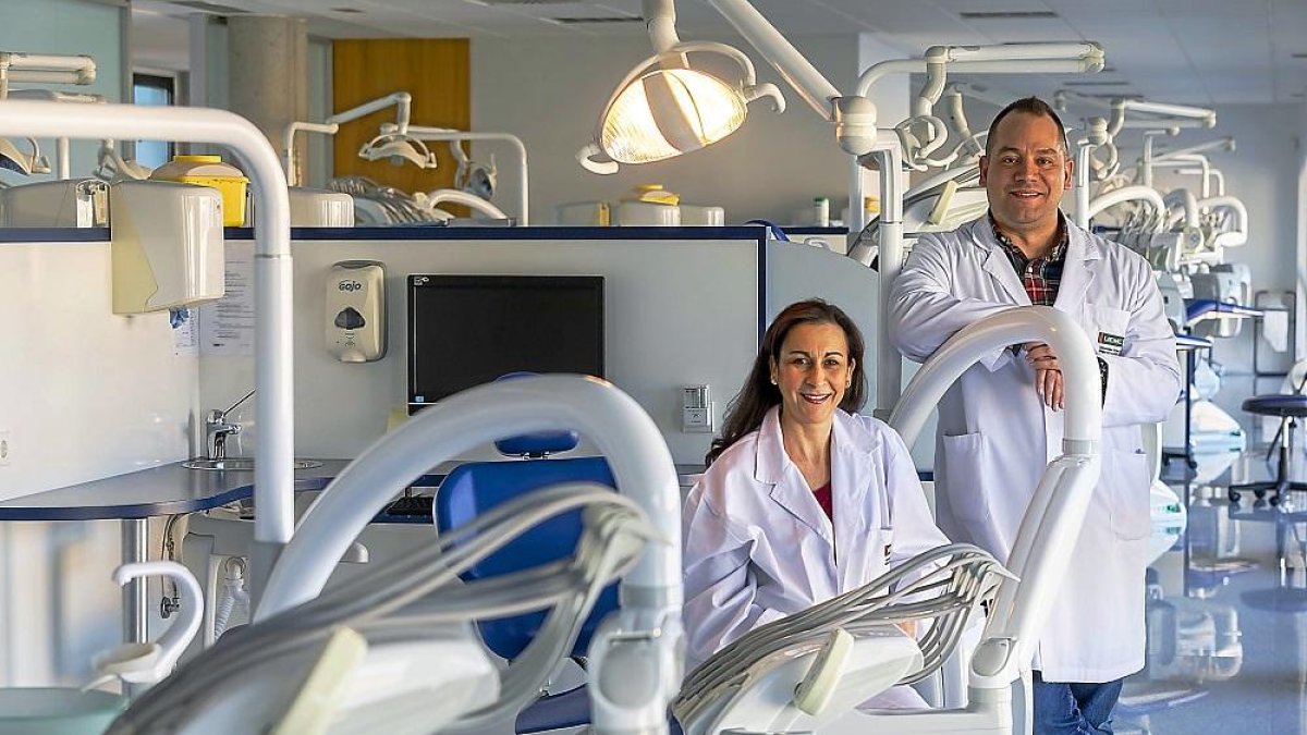 La especialista en Angiología y Cirugía Vascular María Lourdes del Río y el odontólogo Mario Alvarado en la Universidad Europea Miguel de Cervantes de Valladolid.-PABLO REQUEJO / PHOTOGENIC
