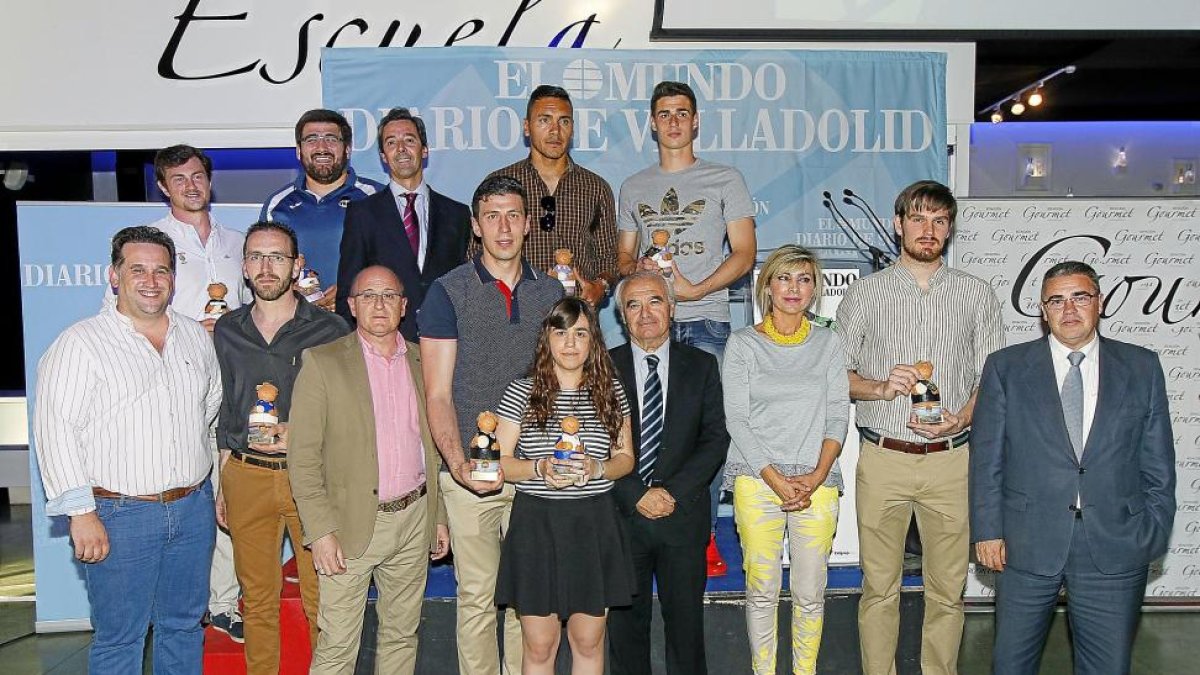 Tradicional foto de familia de los Premios DIARIO DE VALLADOLID-EL MUNDO con galardonados y patrocinadores.-J. M. LOSTAU