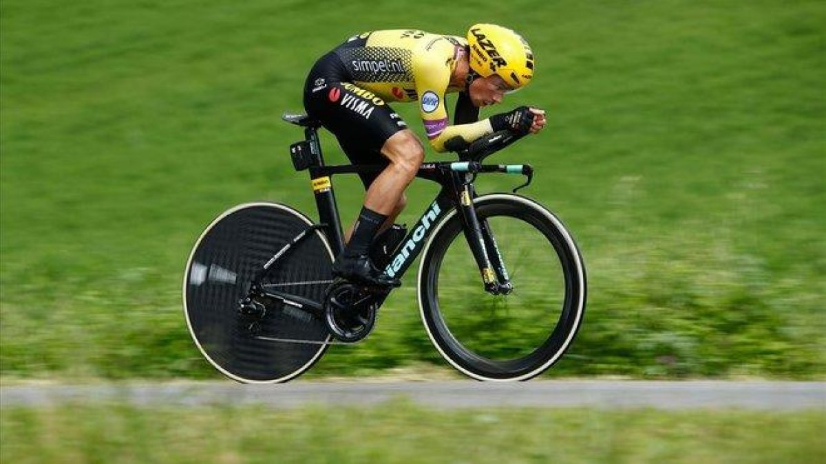 Primoz Roglic, durante la contrarreloj.-LUK BENIES / AFP