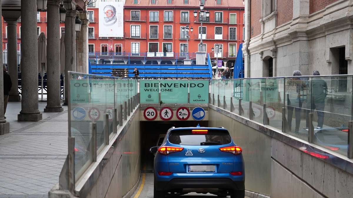 Un coche entrando al parking de la Plaza Mayor.- J.M. LOSTAU
