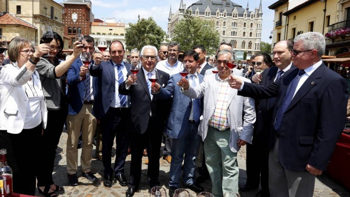 El juez decano de León, Luis Alberto Gómez, inaugura la Feria del Vino DO que se celebra en la capital leonesa. Junto a él, el presidente de la DO Tierra de León, Pablo San José-ICAL