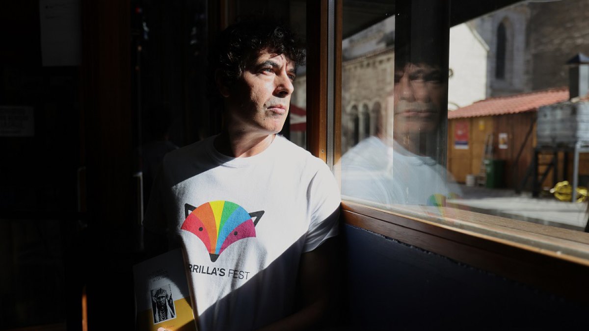 El poeta Jorge M. Molinero posa junto a su nuevo libro. | PHOTOGENIC