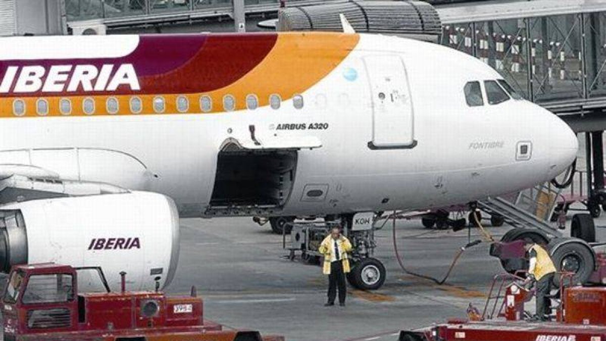 Un avión de Iberia en el aeropuerto Adolfo Suárez Madrid-Barajas.-Foto: JUAN MANUEL PRATS