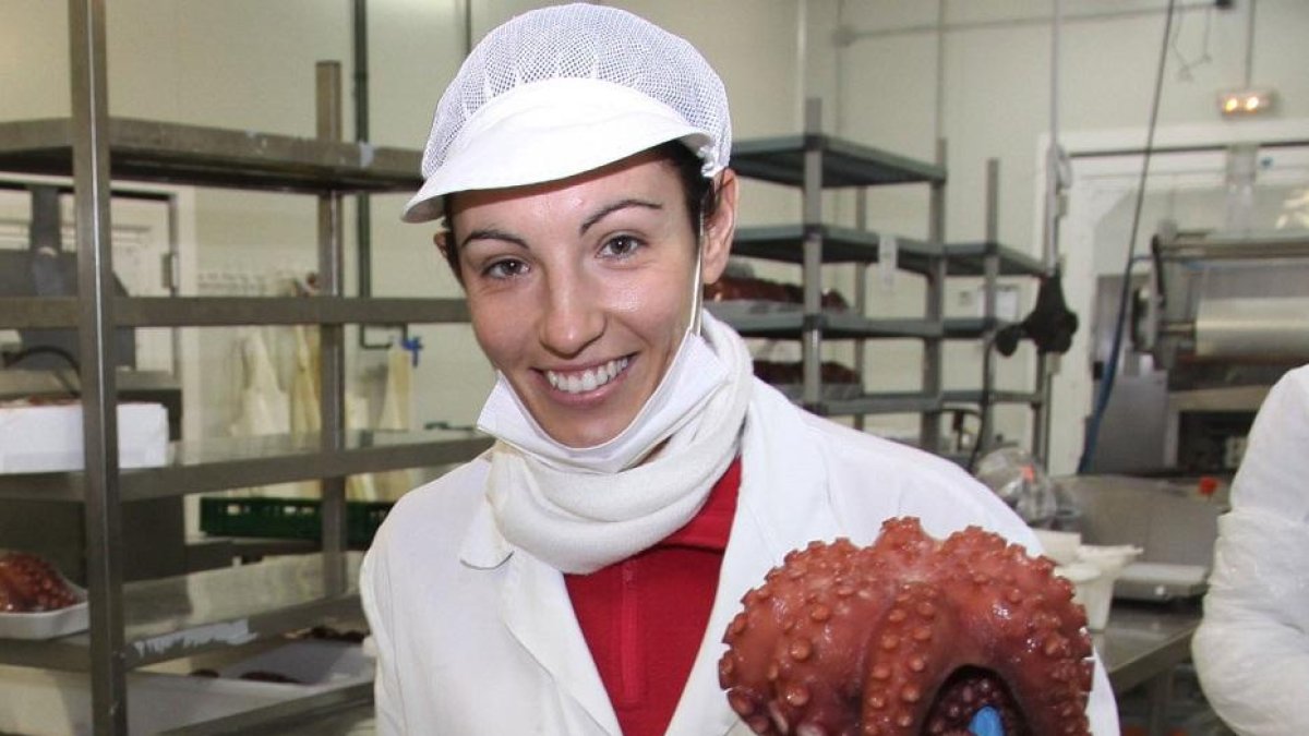 Patricia González, de Cocimar, enseña uno de los pulpos.-BRÁGIMO