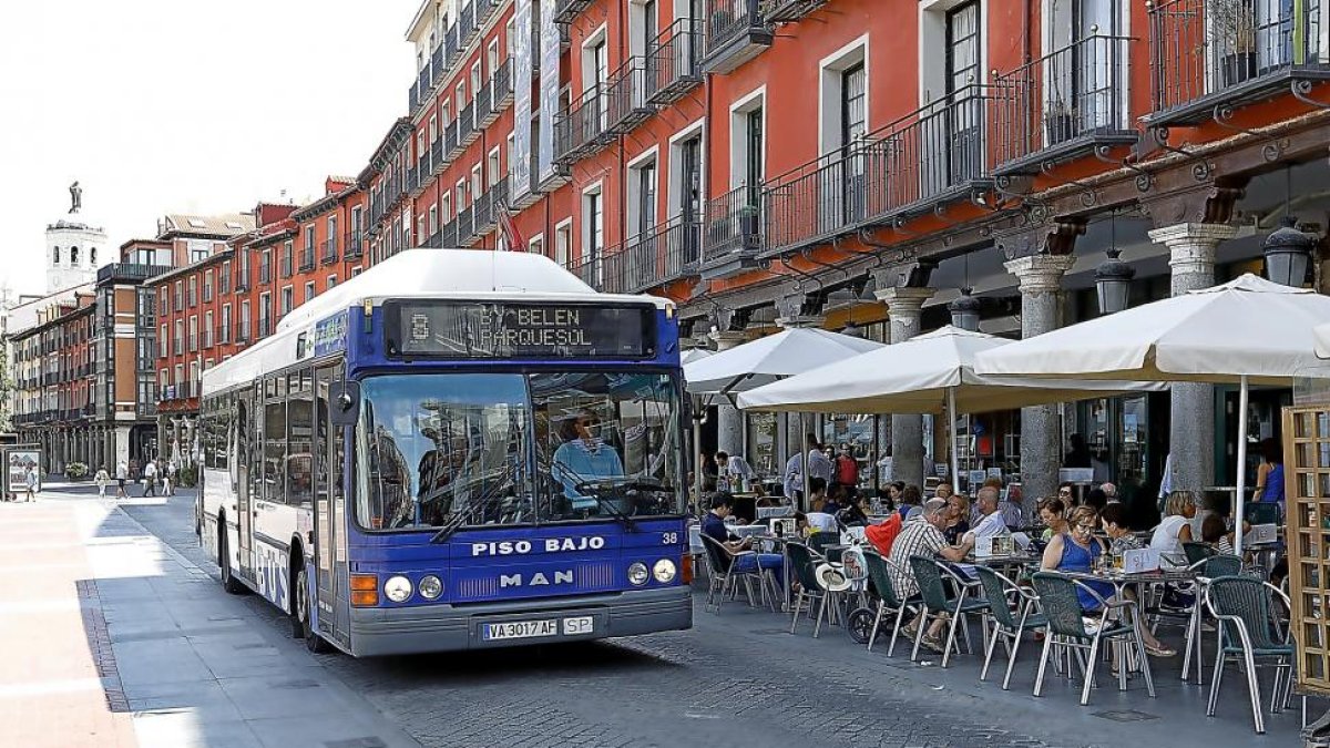 Un autobús urbano cruza la plaza Mayor.-J.M. LOSTAU