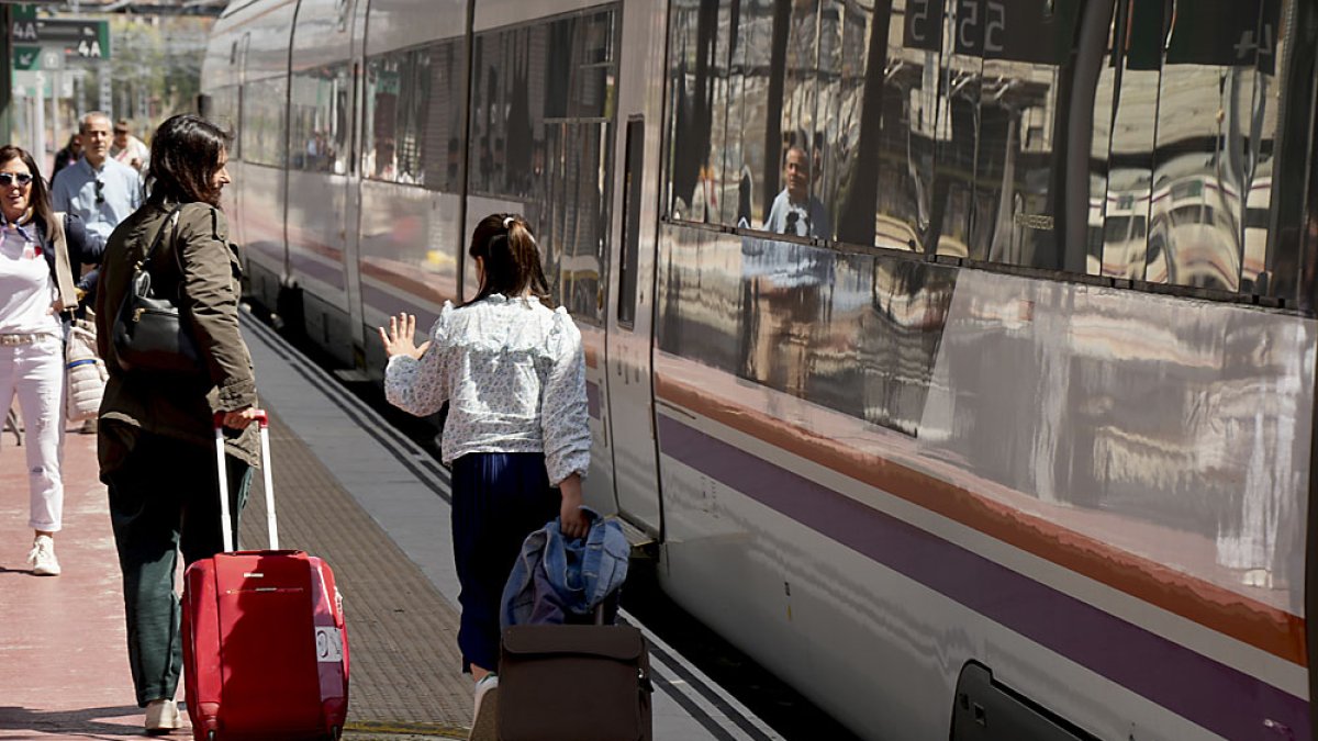 Cercanías Medina-Valladolid-Palencia, en la estación de Campo Grande.-PHOTOGENIC