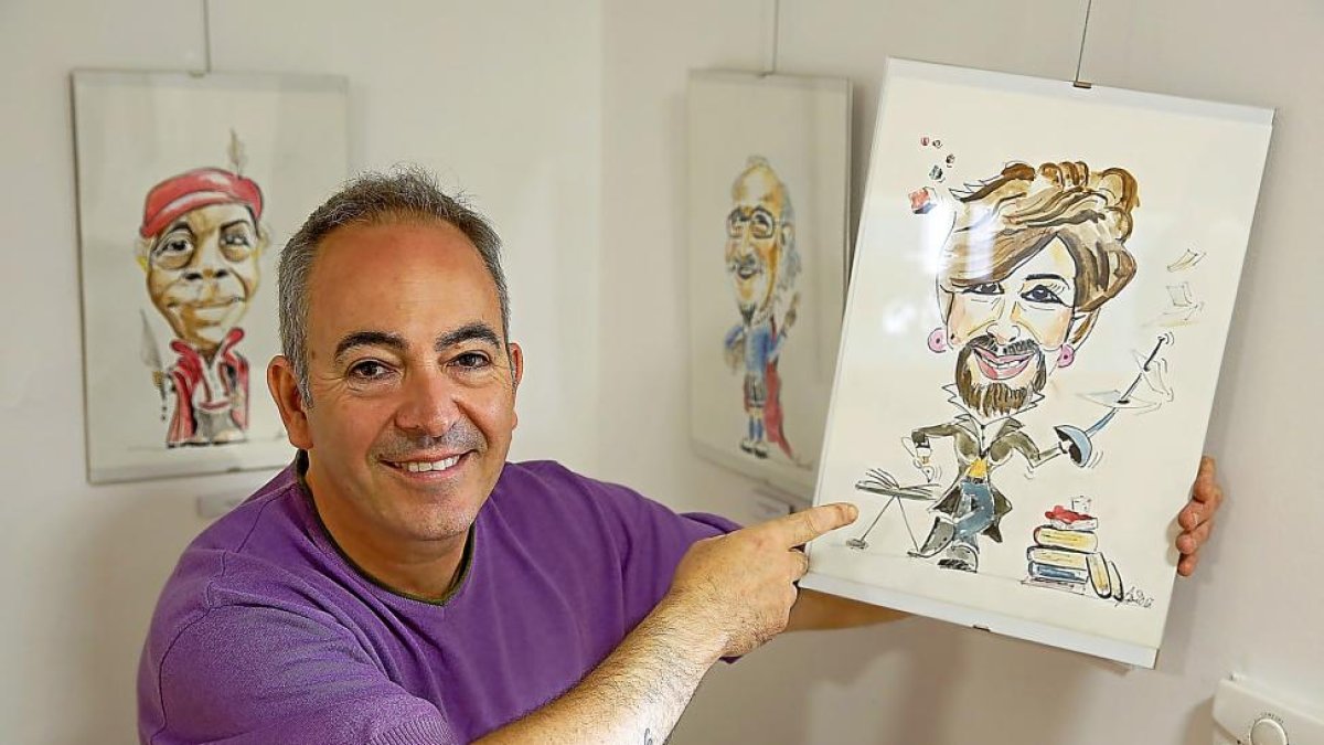 Miguel Asensio junto a algunas de sus caricaturas.-J. M. LOSTAU