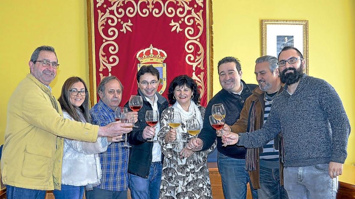 Juan Casado, Marien Padin, Emiliano Reca, Jose Ramón Abal, Pilar Fernández, Jose Ignacio Fernández, Jesús San Antolín y Jesús Pilar Sobejano brindan por el hermanamiento de Cigales y Cambados.-EL MUNDO