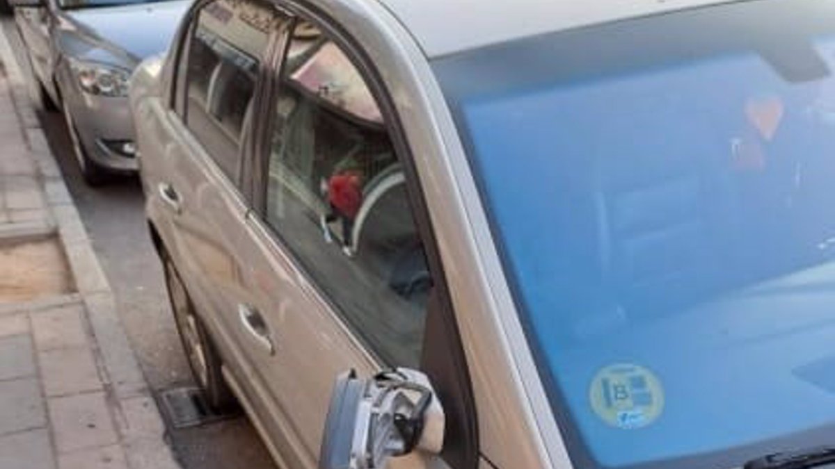 Imagen de uno de los vehículos dañados. / P. NACIONAL