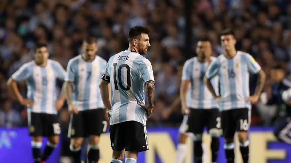 Lionel Messi y alguno de sus compañeros de la selección, en un momento del partido que el combinado albiceleste ha disputado esta noche ante Peru, clasificatorio para el Mundial de Rusia 2018.-EFE
