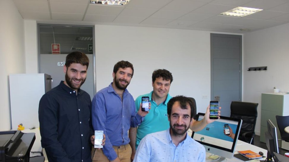 Javier Oliver, David Mañanes, Alberto Cerillo y Guillermo Marqués, socios fundadores de Vexiza, en las instalaciones de la empresa leonesa.-EL MUNDO