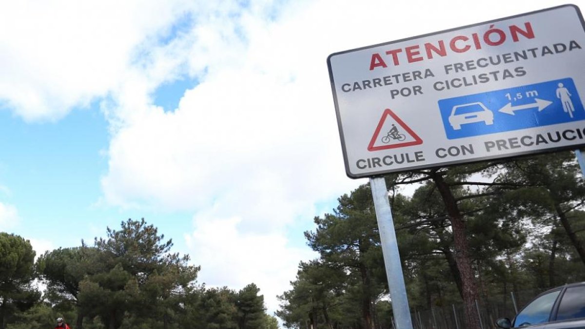 Cartel que pide la distancia de seguridad en la carretera VA-301 entre Mojados-Arrabal de Portillo.-ICAL