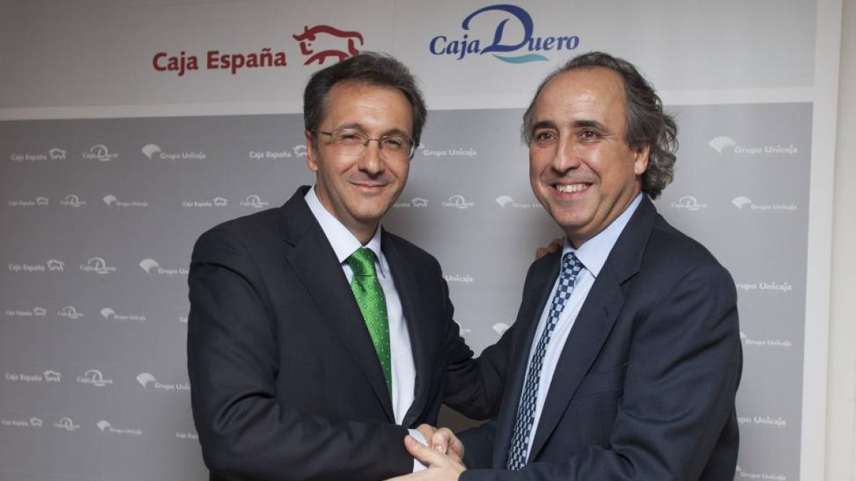 Caja España-Duero organiza una conferencia del consultor Emilio Duró Pamies dirigida a empresarios y autónomos bajo el título: 'Piensa diferente: lo que de verdad importa'. De I. a D. el director territorial de Caja España-Duero, Rafael Fernández Chavero,-Ical