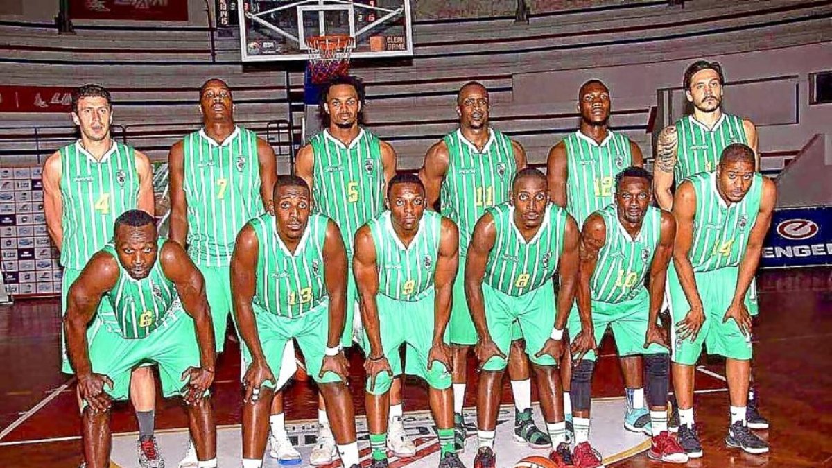 Sergio de la Fuente y Álvaro Calvo, uno en cada extremo, con el Ferroviarios de Maputo, que jugará la final de la Liga de Mozambique.-EL MUNDO