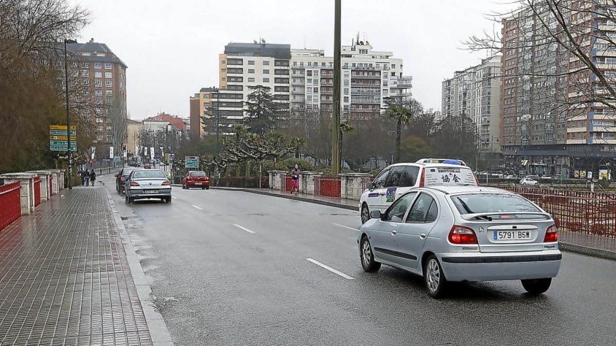 El puente del Poniente, con tres viales, que se quedarán en dos al ensanchar la acera derecha y abrir un carril bici.-J.M.LOSTAU
